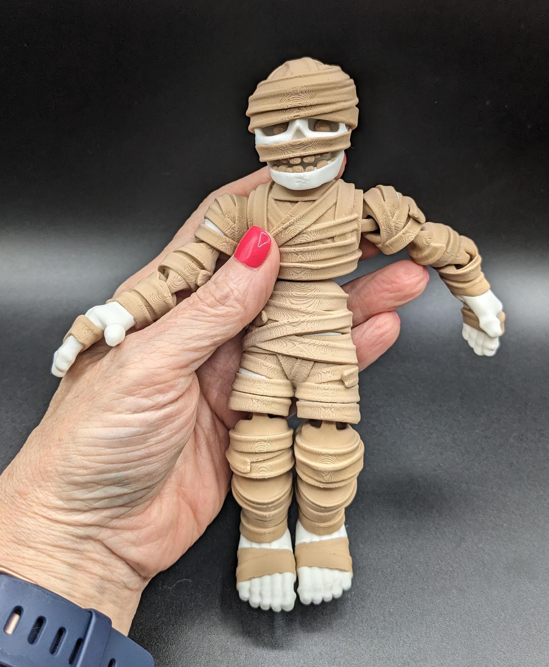 Introducing our Spooky Articulated Mummy Fidget Toy, a perfect blend of eerie charm and stress relief. Ideal for Halloween lovers and fidget enthusiasts, this mummy offers a unique way to relax and enjoy spooky vibes all year round.