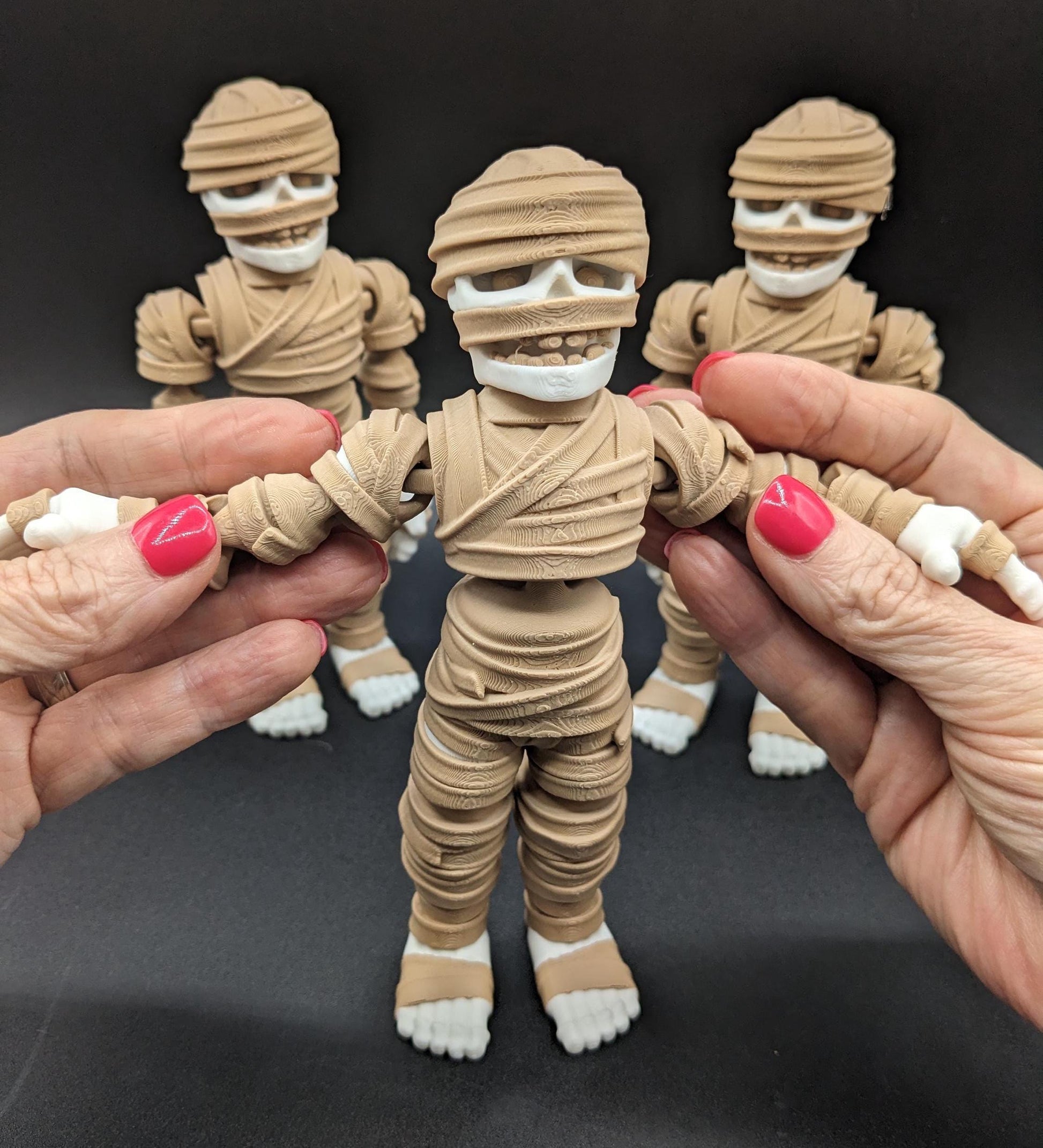 Introducing our Spooky Articulated Mummy Fidget Toy, a perfect blend of eerie charm and stress relief. Ideal for Halloween lovers and fidget enthusiasts, this mummy offers a unique way to relax and enjoy spooky vibes all year round.