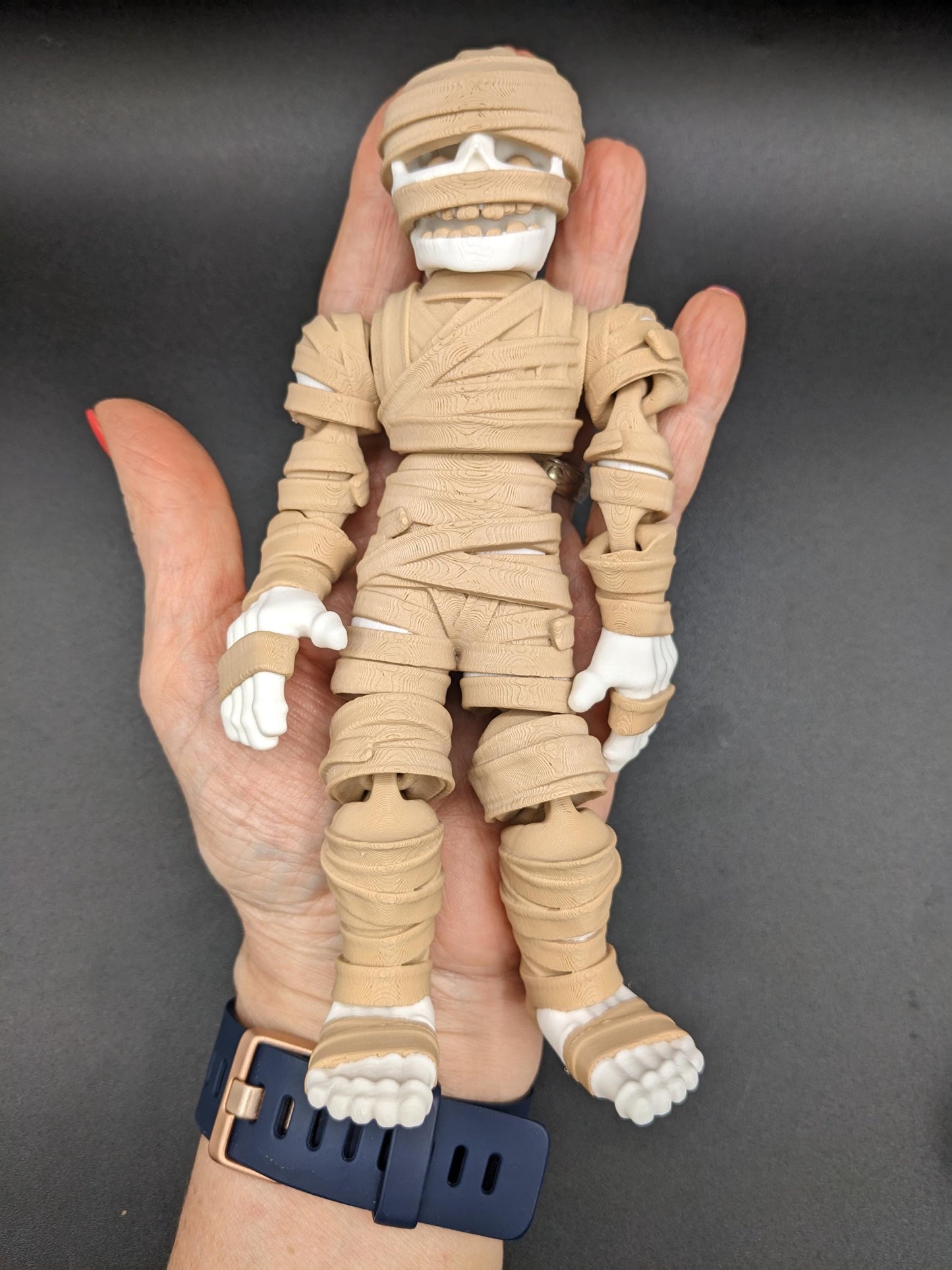 Introducing our Spooky Articulated Mummy Fidget Toy, a perfect blend of eerie charm and stress relief. Ideal for Halloween lovers and fidget enthusiasts, this mummy offers a unique way to relax and enjoy spooky vibes all year round.