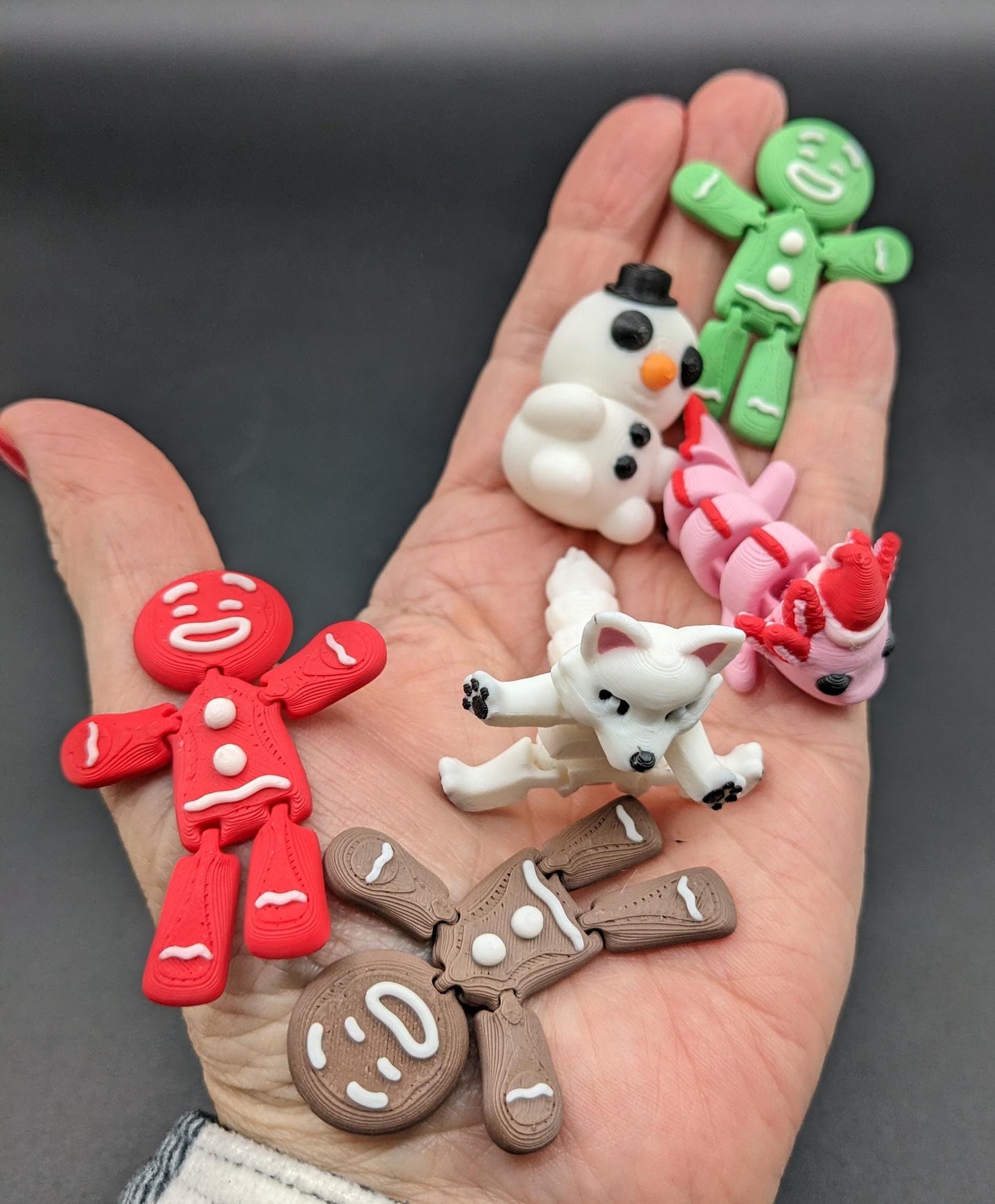 Add a delightful touch of holiday magic to your decor or gift-giving with our Yummy Christmas Tree Cake Container with 6 Mini Figures! This cute container is designed to look like a festive Christmas tree cake with 6 adorable mini figures!