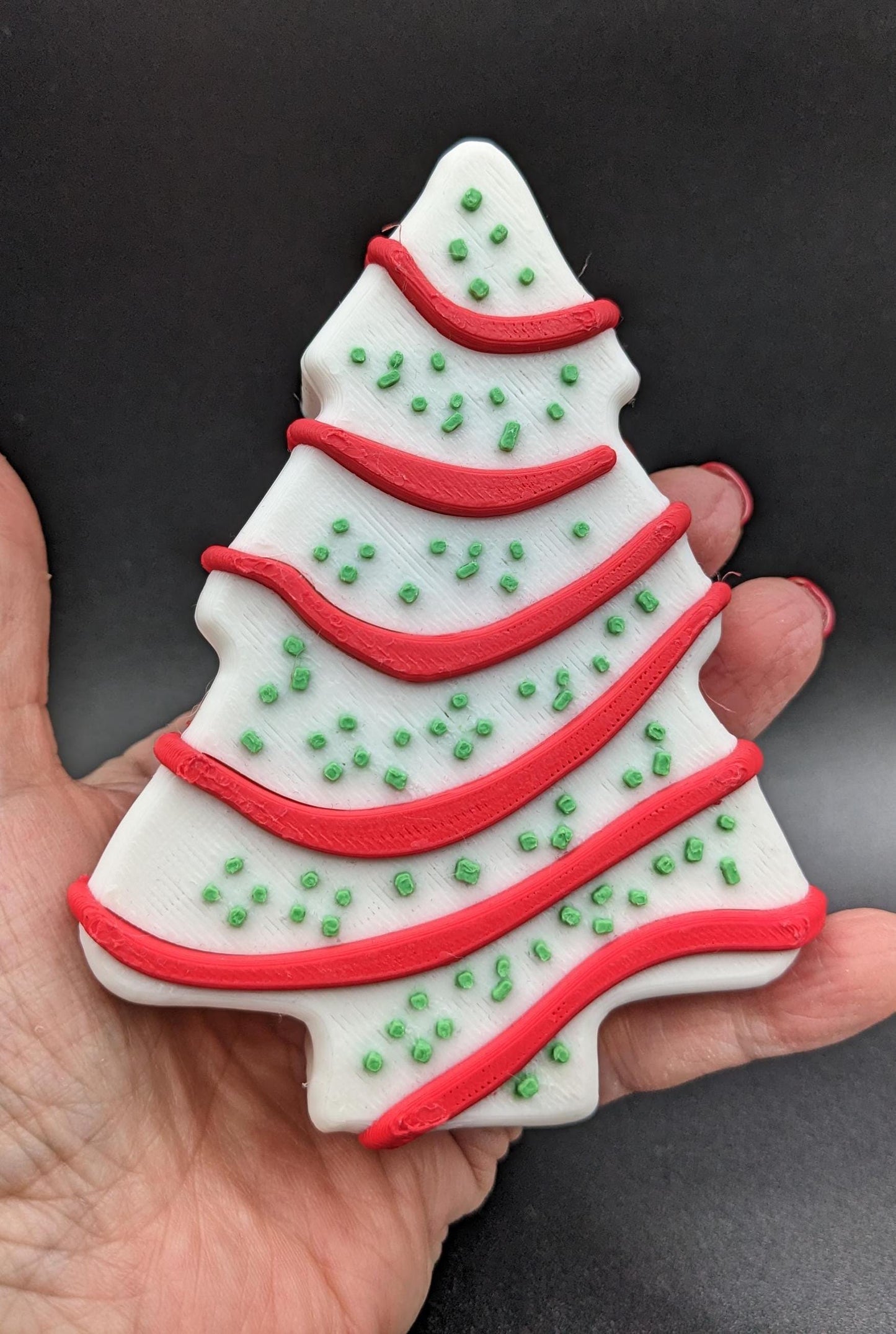Add a delightful touch of holiday magic to your decor or gift-giving with our Yummy Christmas Tree Cake Container with 6 Mini Figures! This cute container is designed to look like a festive Christmas tree cake with 6 adorable mini figures!