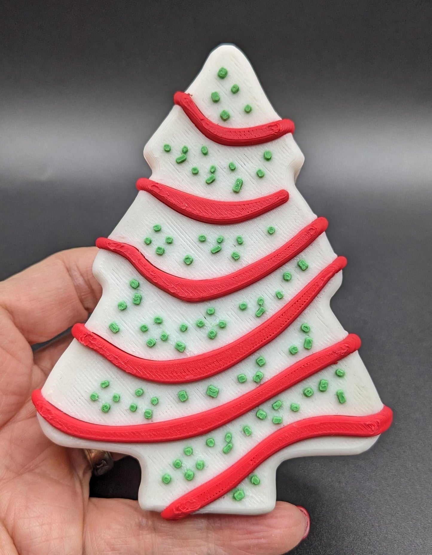 Add a delightful touch of holiday magic to your decor or gift-giving with our Yummy Christmas Tree Cake Container with 6 Mini Figures! This cute container is designed to look like a festive Christmas tree cake with 6 adorable mini figures!