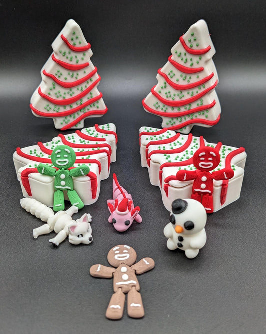 Add a delightful touch of holiday magic to your decor or gift-giving with our Yummy Christmas Tree Cake Container with 6 Mini Figures! This cute container is designed to look like a festive Christmas tree cake with 6 adorable mini figures!