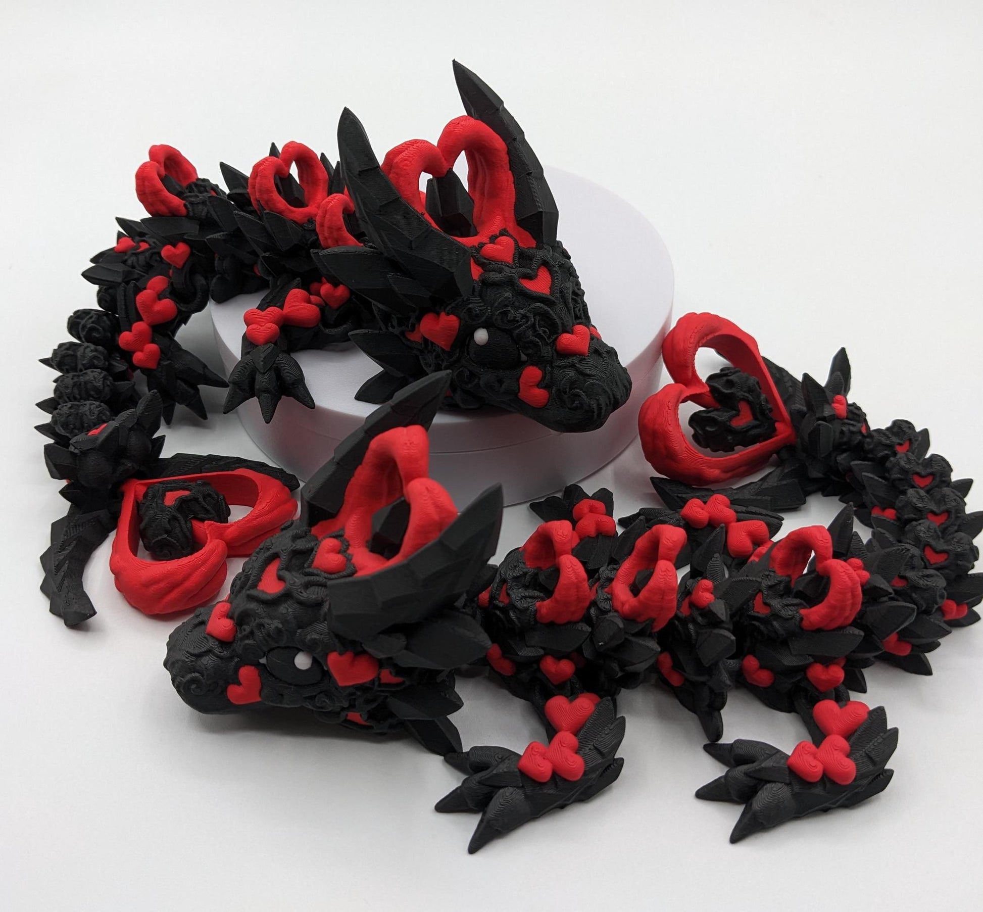 Meet the Elegant Articulated Baby Dark Heart Dragon, a stunning blend of mystery, grace, and intricate design. This captivating 3D-printed dragon is perfect for dragon enthusiasts, collectors, or anyone who loves unique and magical creations.
