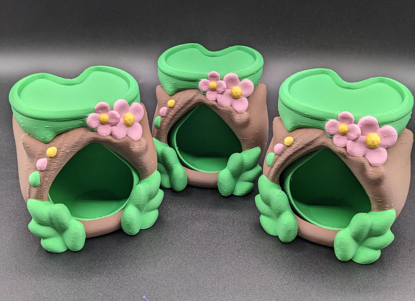 Give your little 3D fidget friend the perfect home with the Cozy Frog Hut! This adorable 3D-printed hideaway is designed to provide your 3D printed frogs, toads, spiders, and other small desk buddies with a cozy and whimsical space to relax.