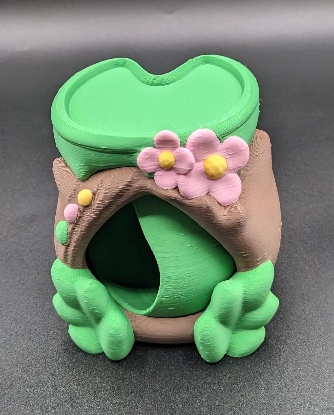 Give your little 3D fidget friend the perfect home with the Cozy Frog Hut! This adorable 3D-printed hideaway is designed to provide your 3D printed frogs, toads, spiders, and other small desk buddies with a cozy and whimsical space to relax.