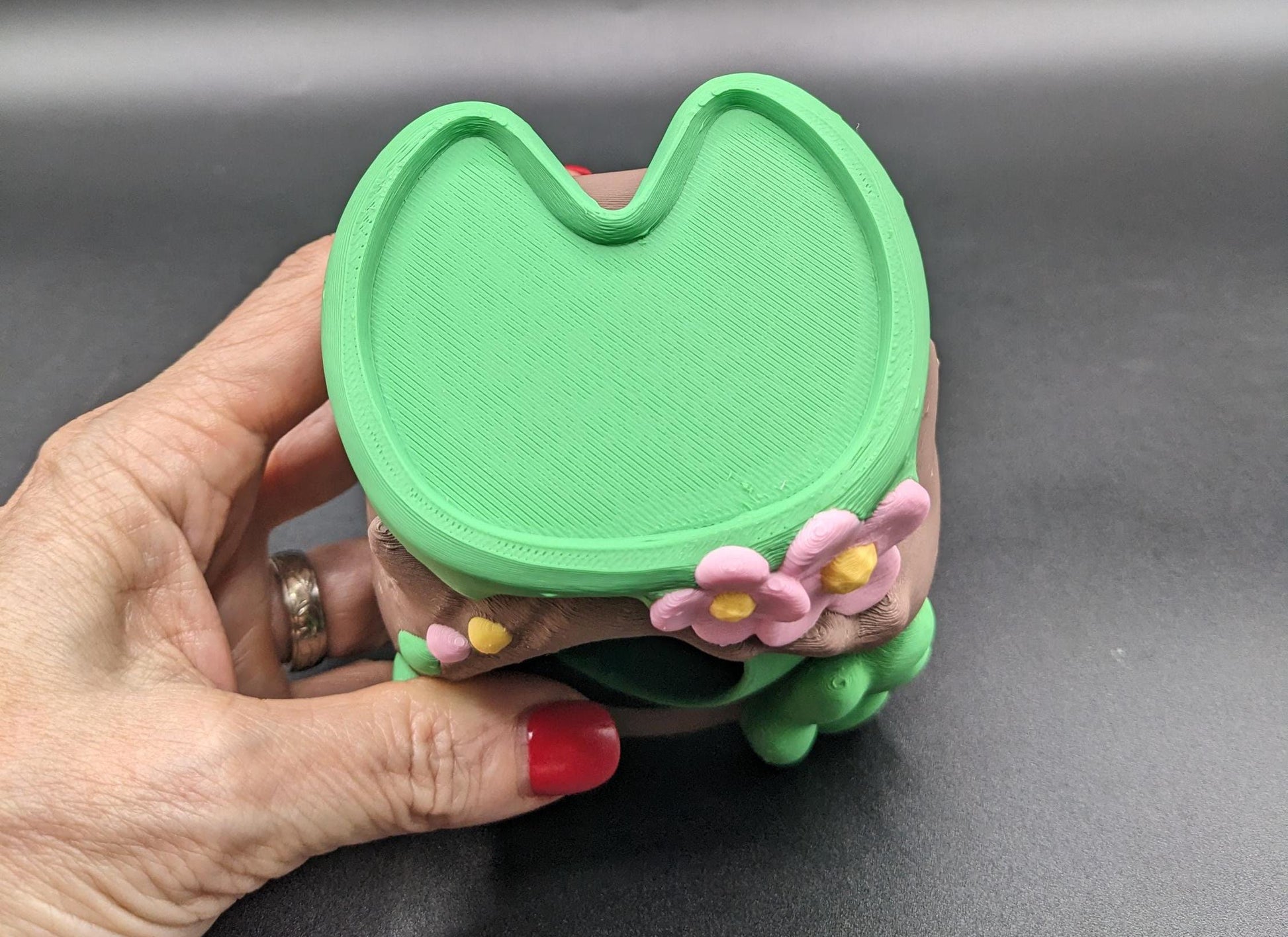Give your little 3D fidget friend the perfect home with the Cozy Frog Hut! This adorable 3D-printed hideaway is designed to provide your 3D printed frogs, toads, spiders, and other small desk buddies with a cozy and whimsical space to relax.