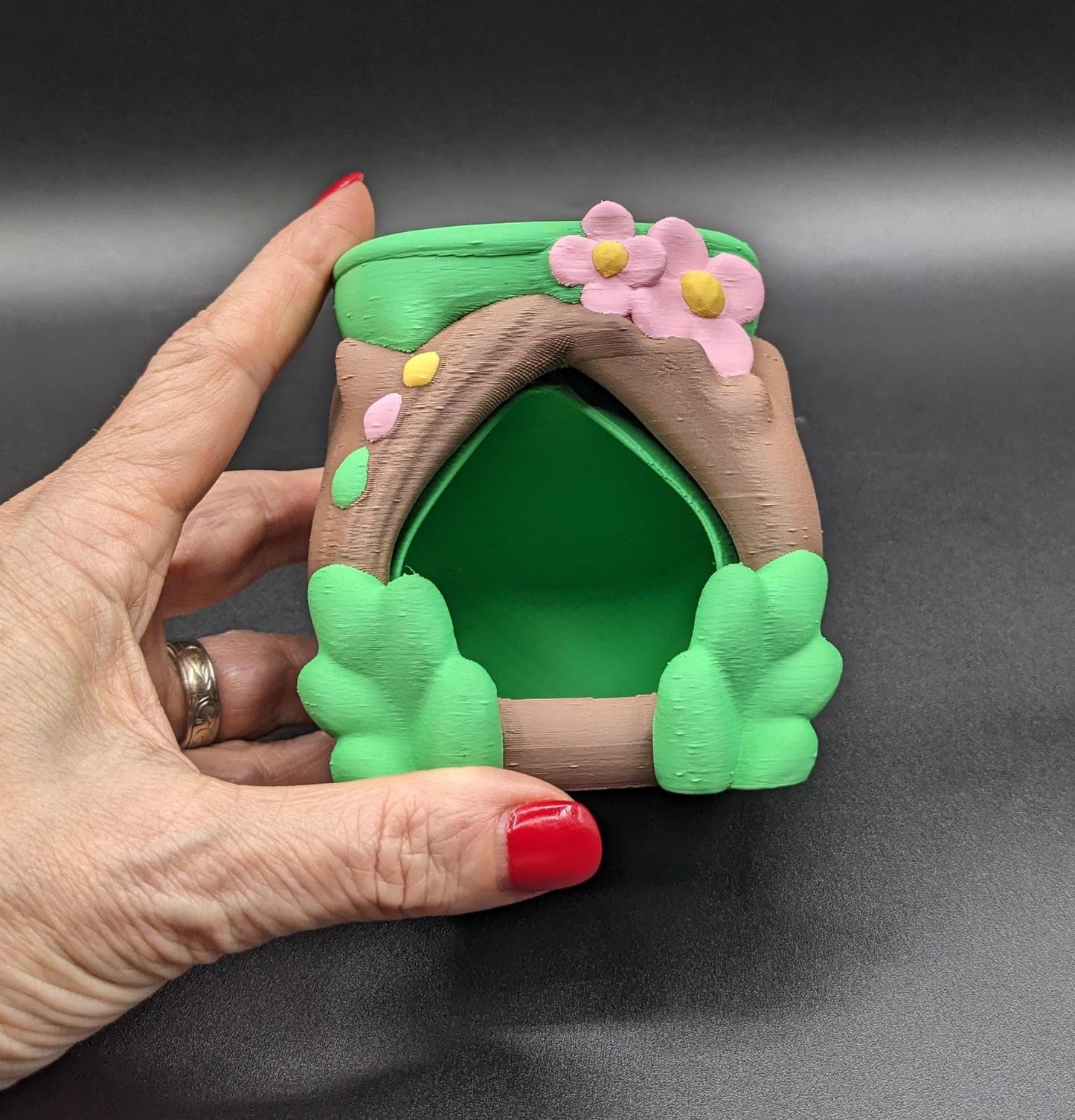 Give your little 3D fidget friend the perfect home with the Cozy Frog Hut! This adorable 3D-printed hideaway is designed to provide your 3D printed frogs, toads, spiders, and other small desk buddies with a cozy and whimsical space to relax.