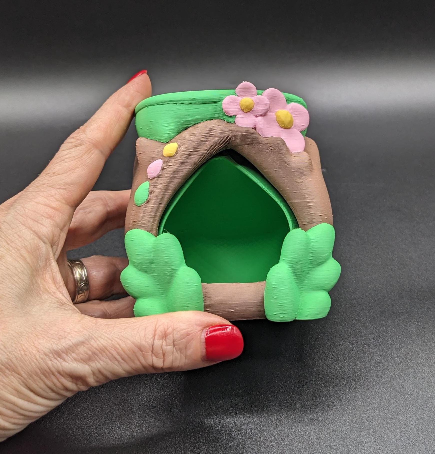 Give your little 3D fidget friend the perfect home with the Cozy Frog Hut! This adorable 3D-printed hideaway is designed to provide your 3D printed frogs, toads, spiders, and other small desk buddies with a cozy and whimsical space to relax.