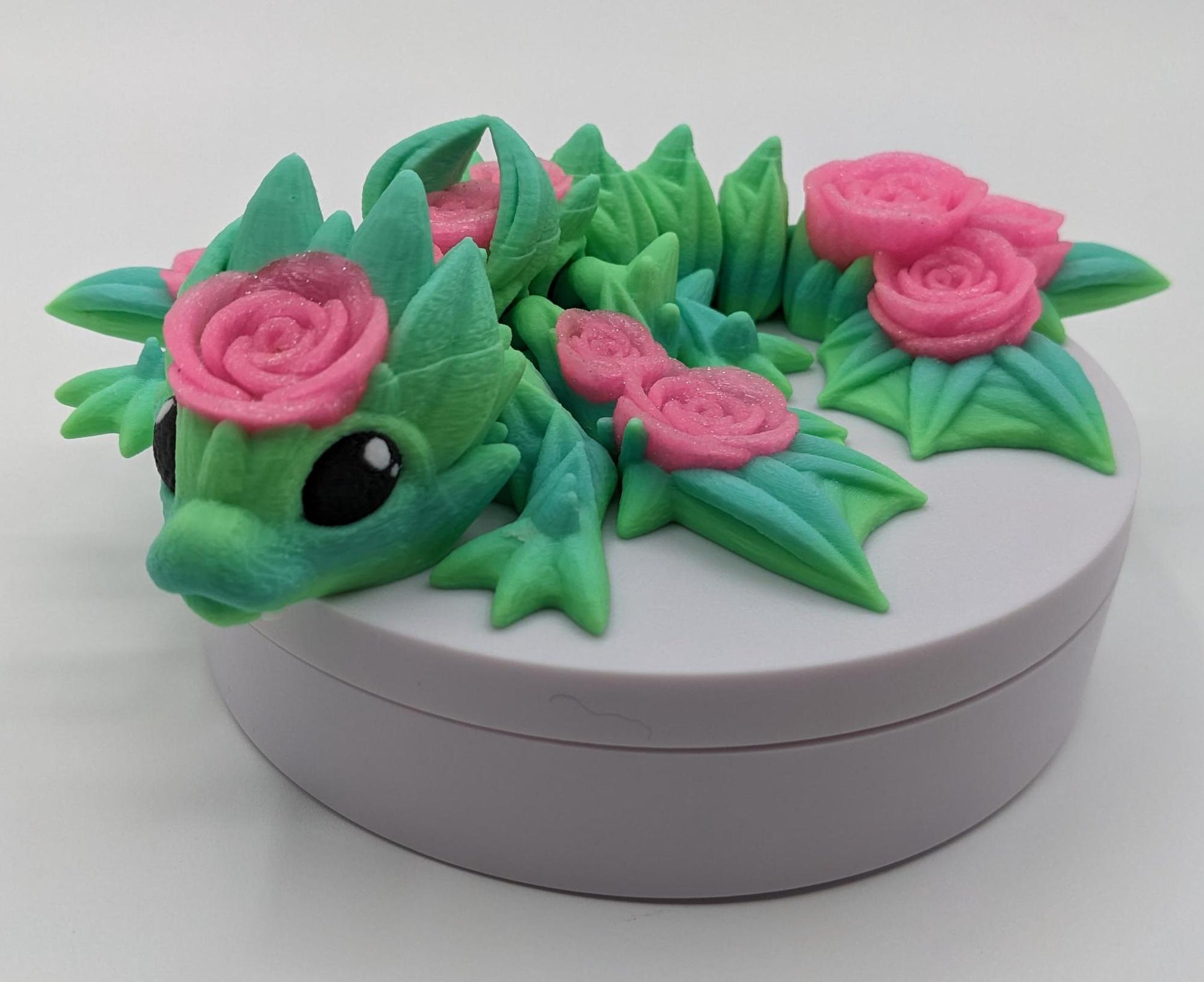 Add a touch of magic and charm to your day with the Adorable Articulated Baby Rose Dragon Fidget Toy! This enchanting 3D-printed dragon is inspired by the beauty of roses and the whimsical allure of baby dragons. The perfect Valentine's gift.