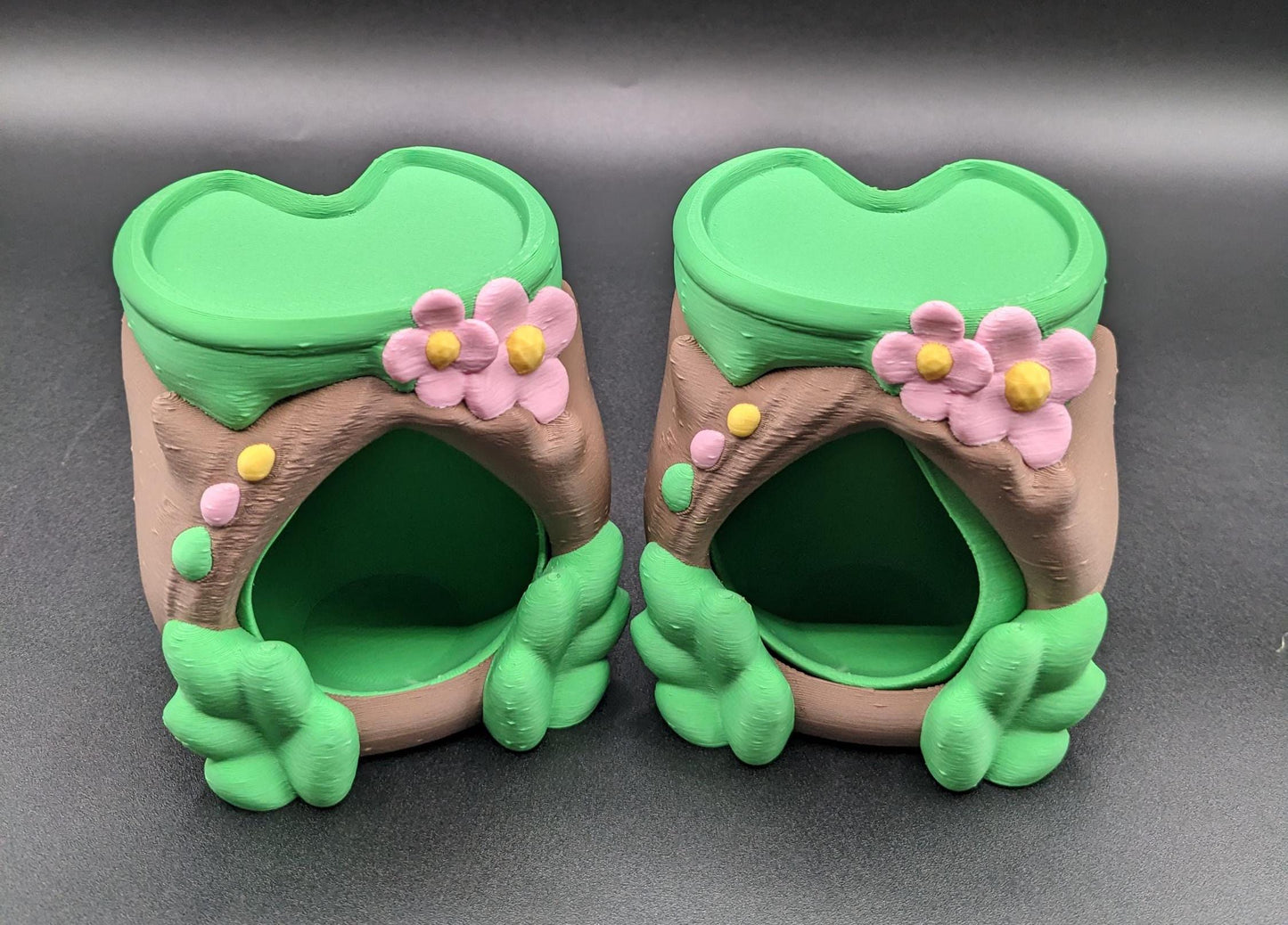 Give your little 3D fidget friend the perfect home with the Cozy Frog Hut! This adorable 3D-printed hideaway is designed to provide your 3D printed frogs, toads, spiders, and other small desk buddies with a cozy and whimsical space to relax.