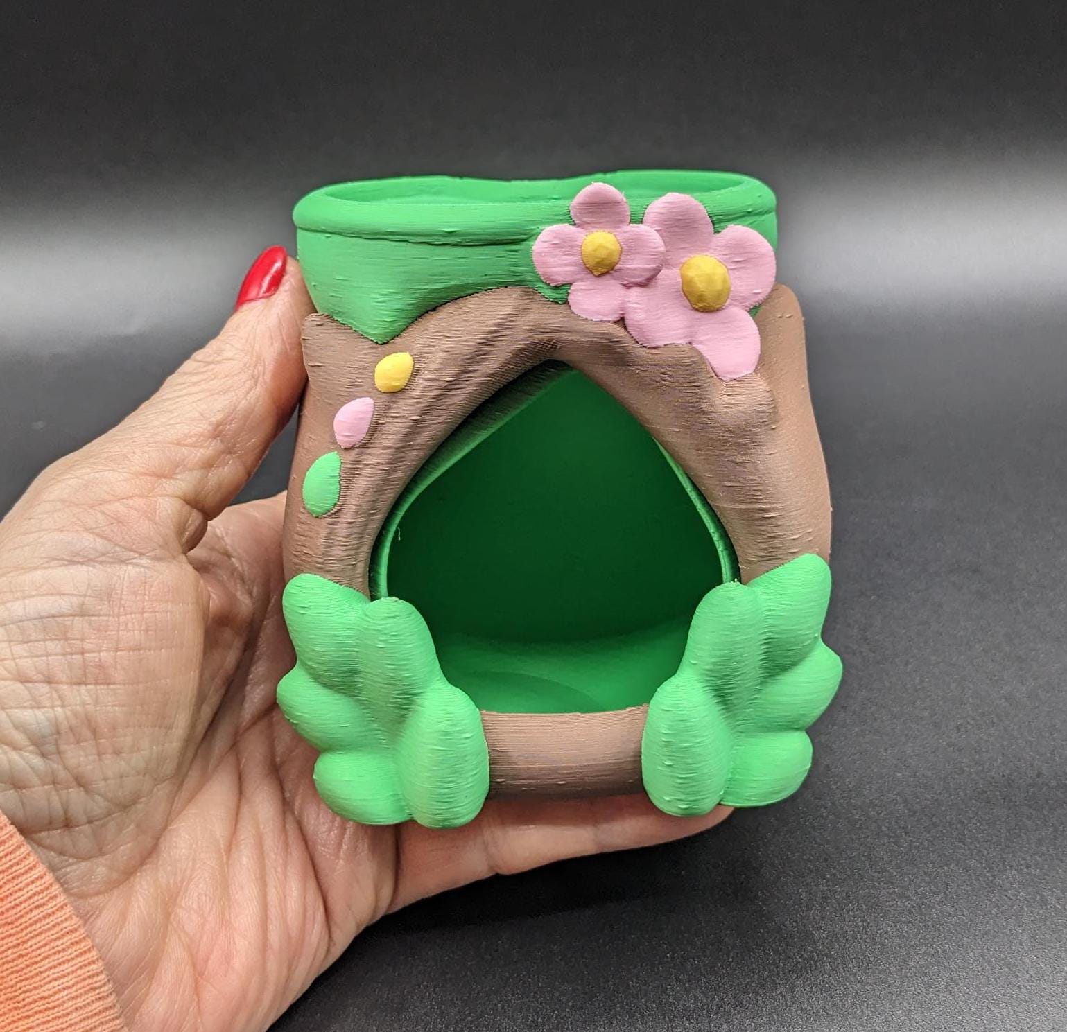 Give your little 3D fidget friend the perfect home with the Cozy Frog Hut! This adorable 3D-printed hideaway is designed to provide your 3D printed frogs, toads, spiders, and other small desk buddies with a cozy and whimsical space to relax.