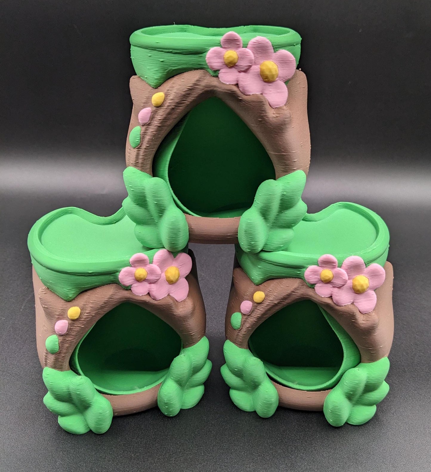 Give your little 3D fidget friend the perfect home with the Cozy Frog Hut! This adorable 3D-printed hideaway is designed to provide your 3D printed frogs, toads, spiders, and other small desk buddies with a cozy and whimsical space to relax.