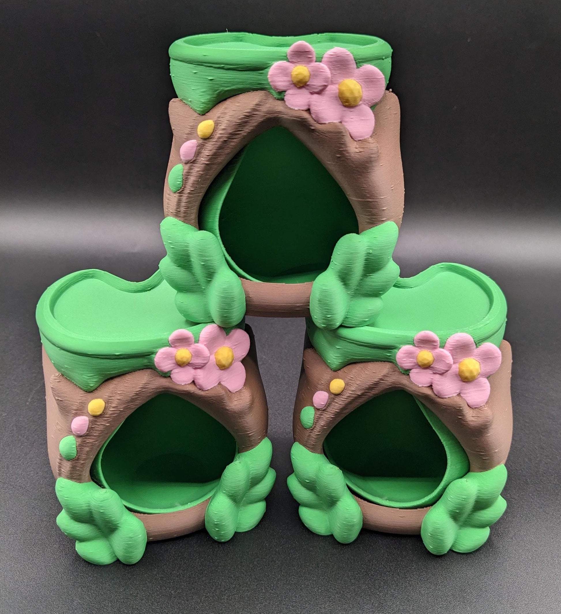 Give your little 3D fidget friend the perfect home with the Cozy Frog Hut! This adorable 3D-printed hideaway is designed to provide your 3D printed frogs, toads, spiders, and other small desk buddies with a cozy and whimsical space to relax.