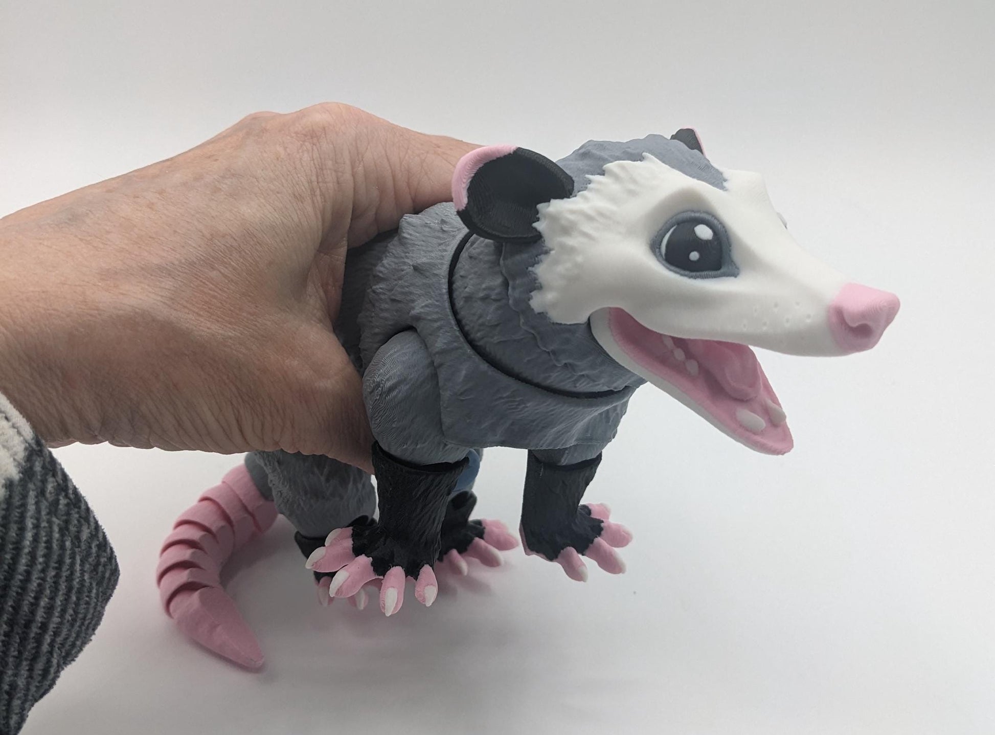 Bring a little mischief and charm to your life with the Articulated Opossum Toy Fidget! This adorable 3D-printed creation is perfect for opossum lovers, fidget toy enthusiasts, or anyone looking for a unique and playful stress reliever.