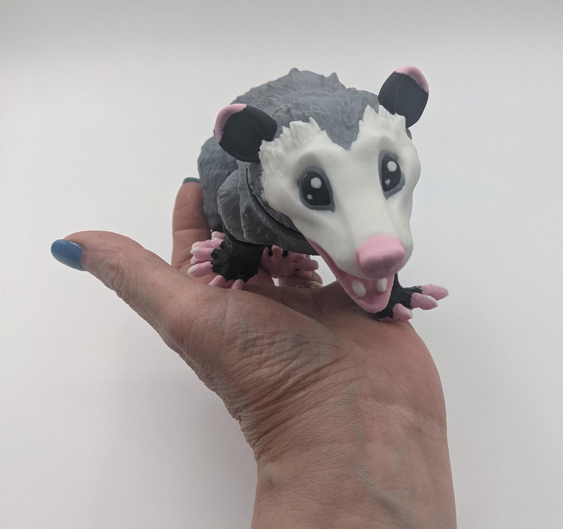 Bring a little mischief and charm to your life with the Articulated Opossum Toy Fidget! This adorable 3D-printed creation is perfect for opossum lovers, fidget toy enthusiasts, or anyone looking for a unique and playful stress reliever.