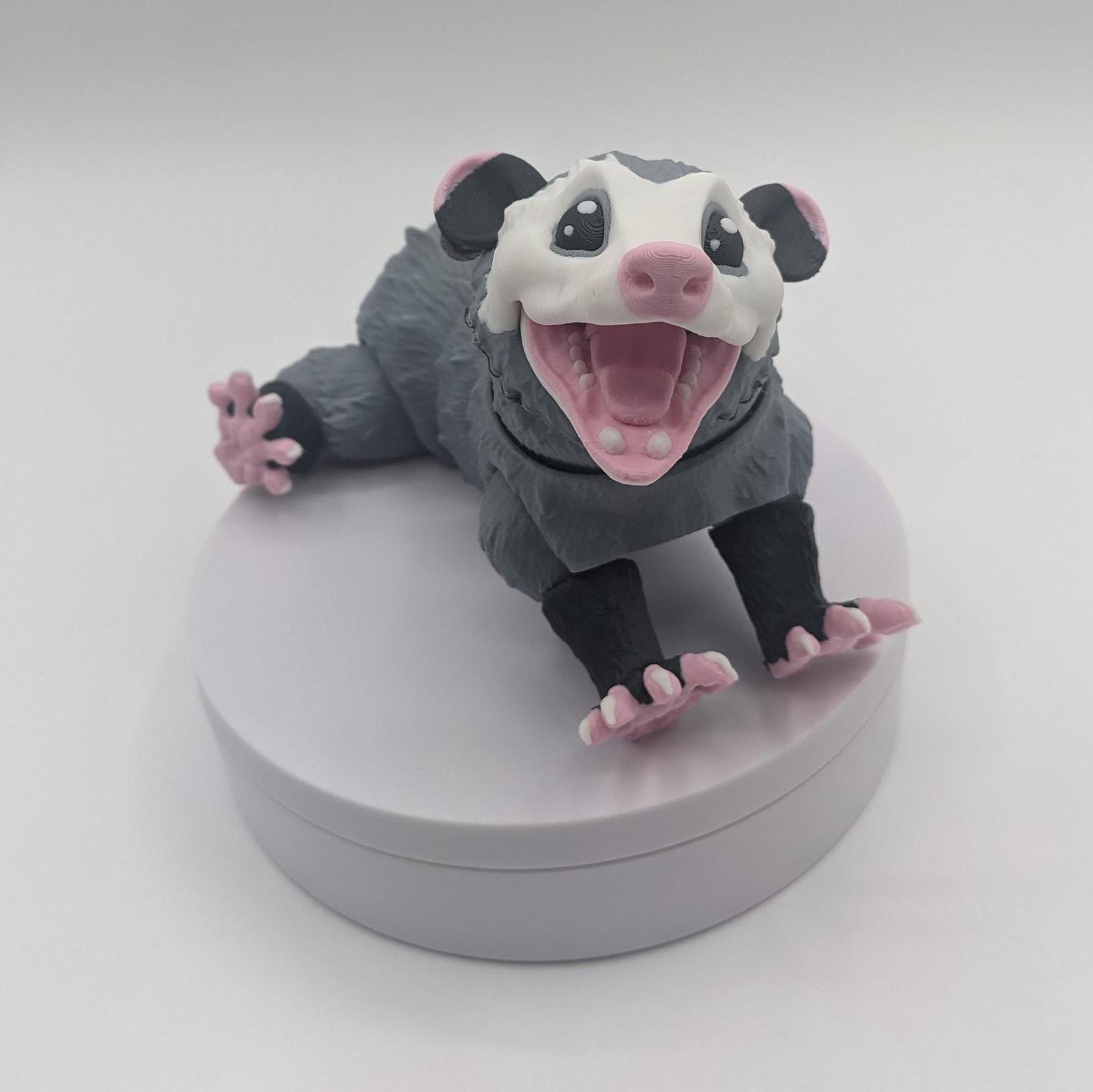 Bring a little mischief and charm to your life with the Articulated Opossum Toy Fidget! This adorable 3D-printed creation is perfect for opossum lovers, fidget toy enthusiasts, or anyone looking for a unique and playful stress reliever.