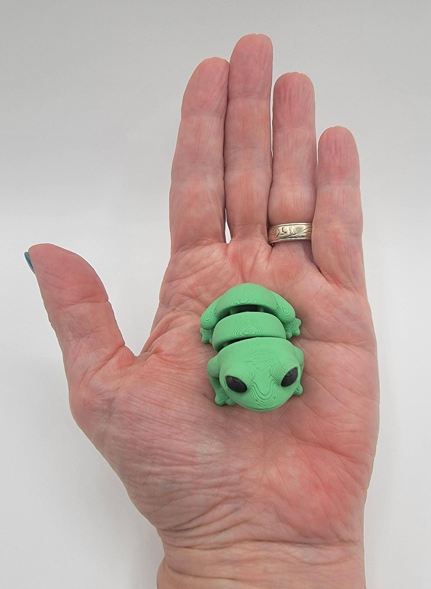 Meet our adorable 3D printed  Tiny Sensory Articulated Fidget Frog– your pocket-sized companion for stress relief and endless fun! Crafted with precision, this tiny articulated frog is more than just a toy; it's a delightful escape from the daily hustle. Feel the smooth texture and enjoy the satisfying tactile experience whenever you need a moment of calm.