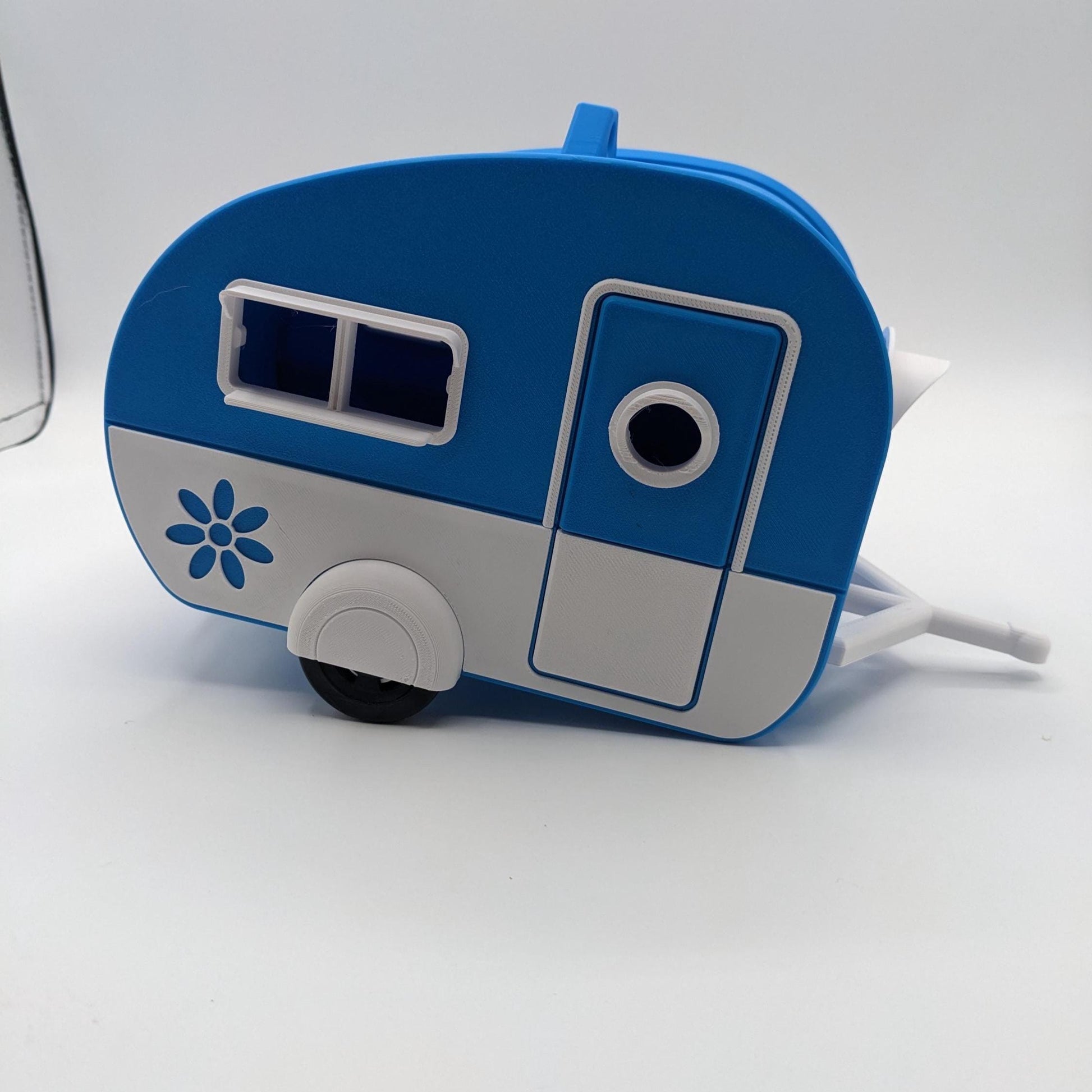 Turn your backyard into a bird lover’s paradise with the Retro RV Caravan Birdhouse! This charming and unique 3D-printed birdhouse is designed to look like a retro camper, bringing a touch of nostalgia and whimsy to your outdoor space. Perfect for bird enthusiasts, RV lovers, or anyone who adores fun and creative decor, this birdhouse is both functional and stylish.