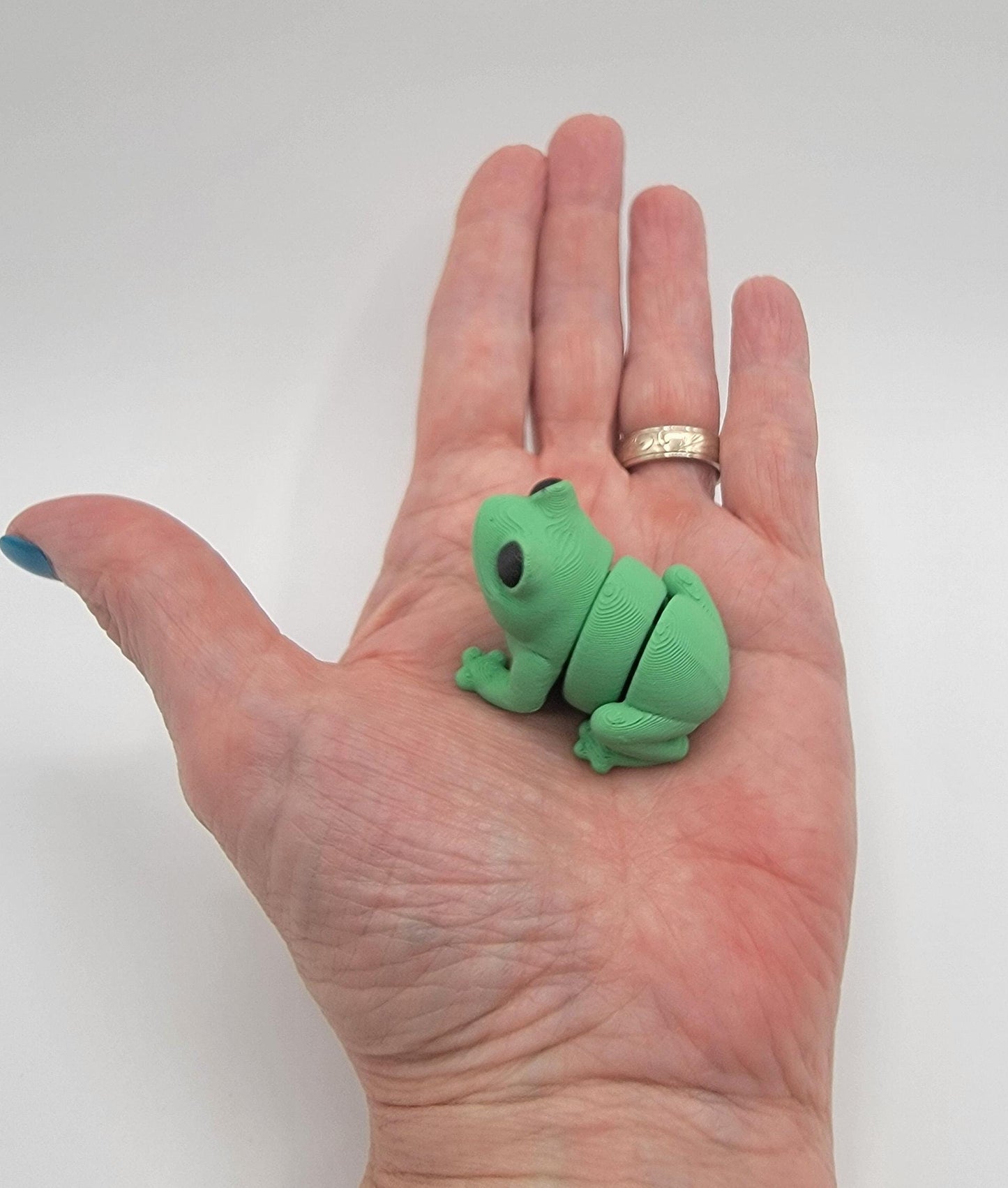 Meet our adorable 3D printed  Tiny Sensory Articulated Fidget Frog– your pocket-sized companion for stress relief and endless fun! Crafted with precision, this tiny articulated frog is more than just a toy; it's a delightful escape from the daily hustle. Feel the smooth texture and enjoy the satisfying tactile experience whenever you need a moment of calm.
