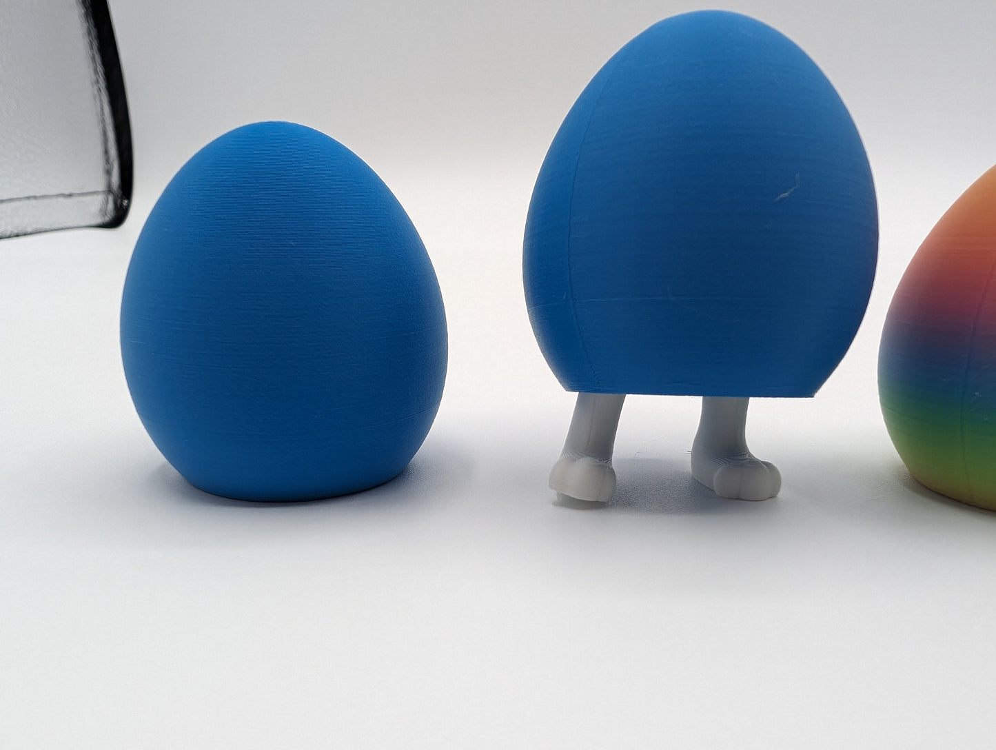 3D printed Easter eggs with collapsible legs