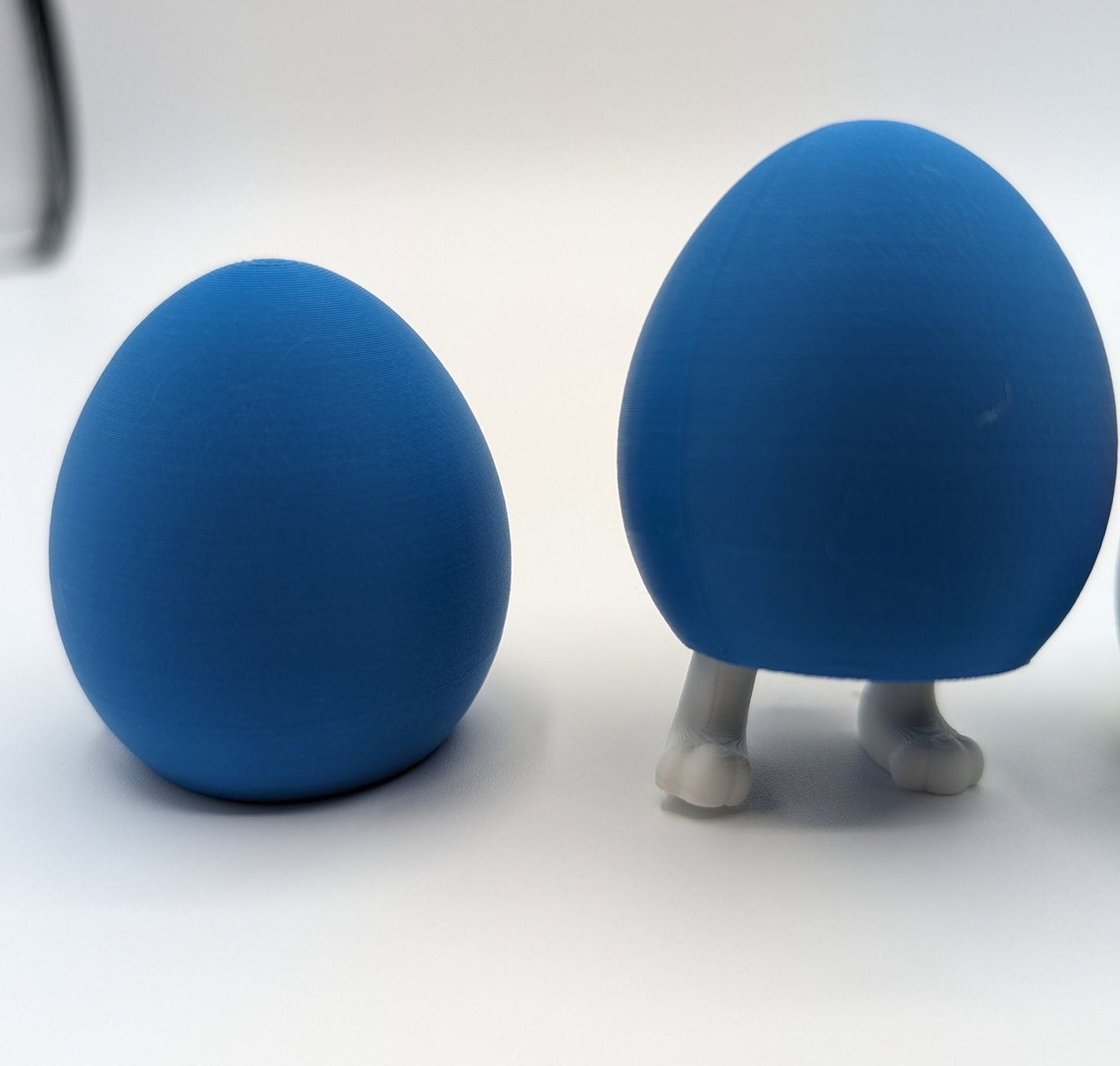 3D printed Easter eggs with collapsible legs