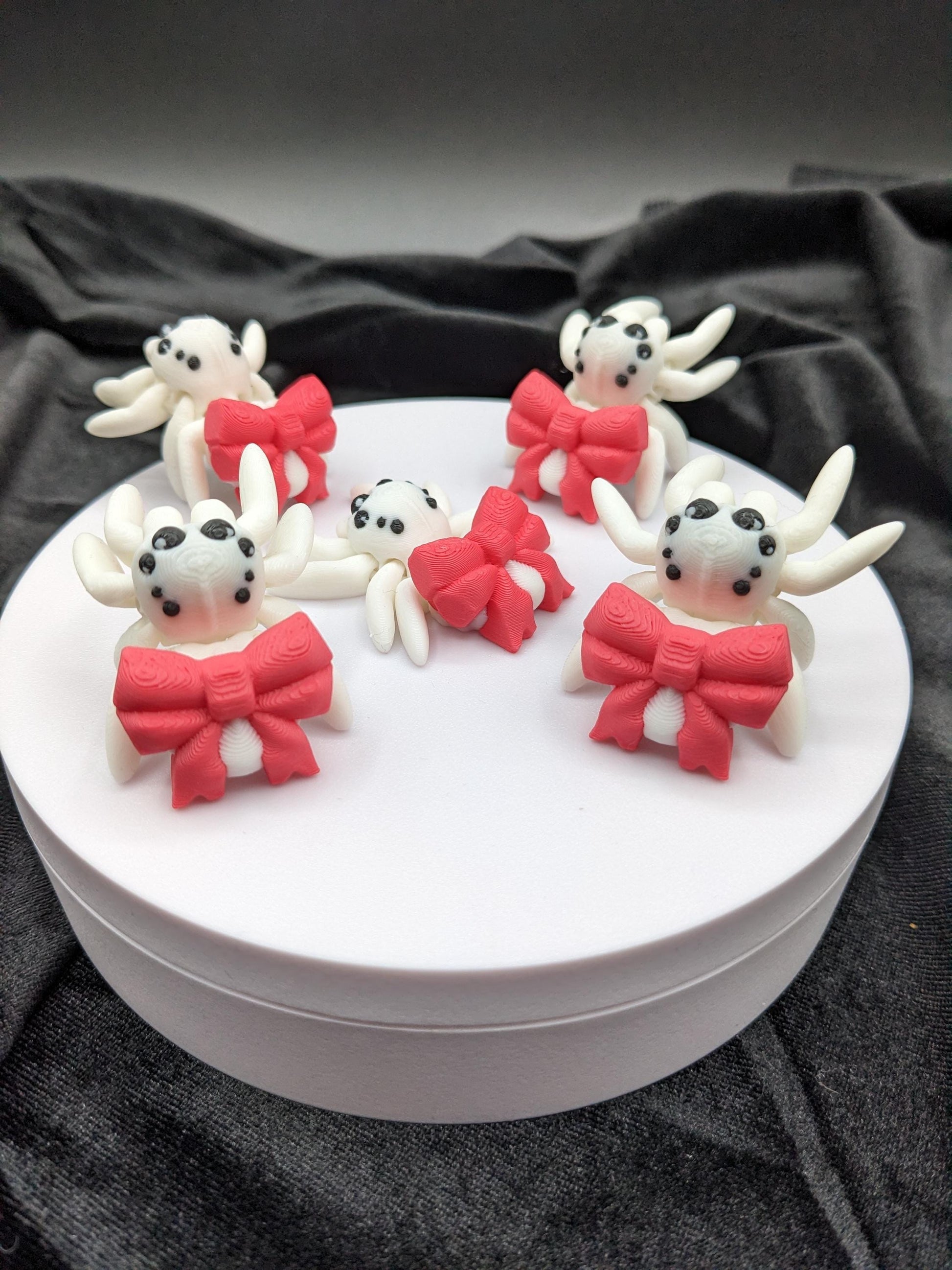 Our Beautiful Articulated Bow Spider Fidget Toy is  designed for both relaxation & decoration, is a versatile & delightful accessory. Its fully articulated body allows for posing, the bow adds a touch of charm that makes it perfect for the holidays.