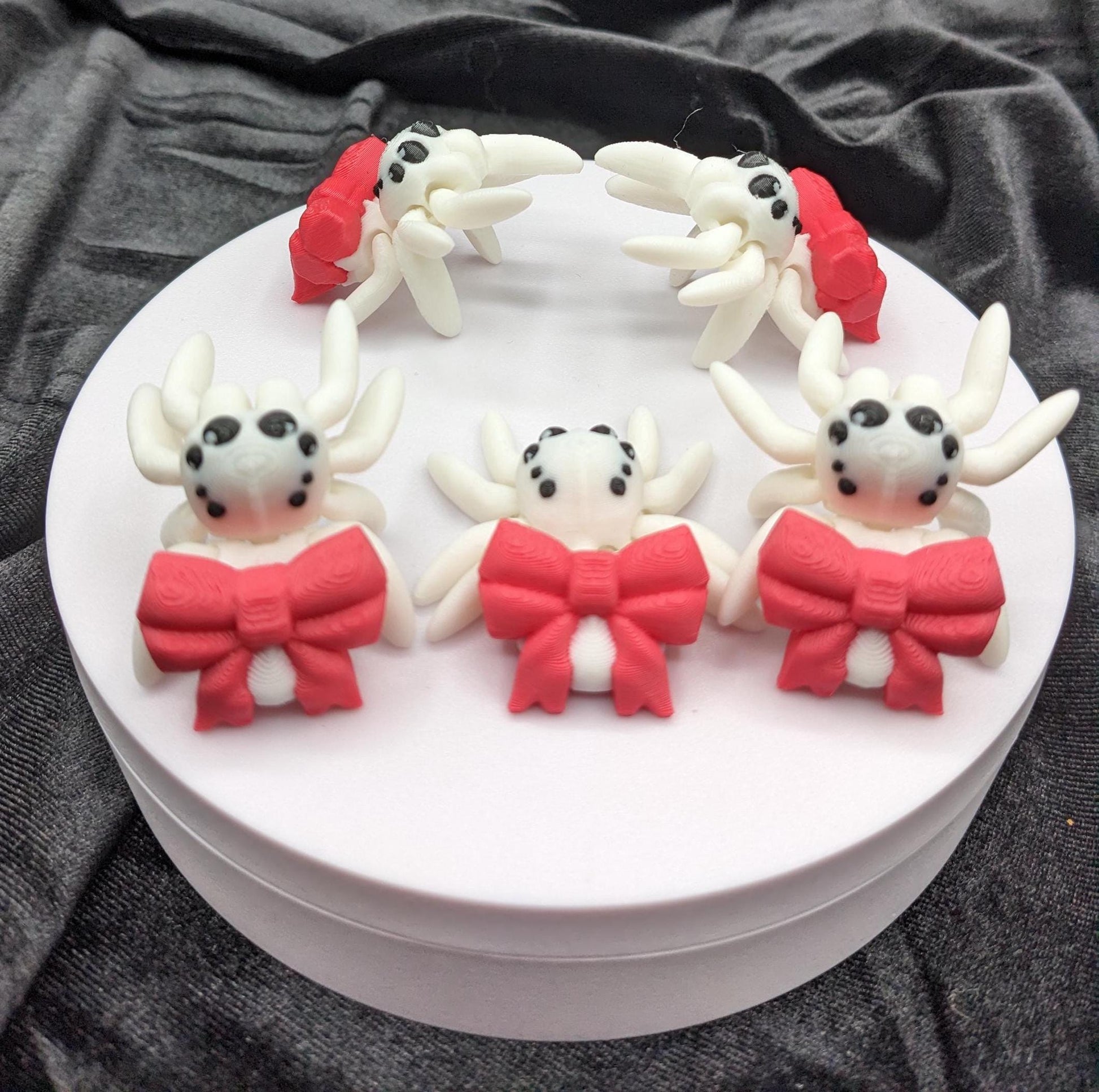 Our Beautiful Articulated Bow Spider Fidget Toy is  designed for both relaxation & decoration, is a versatile & delightful accessory. Its fully articulated body allows for posing, the bow adds a touch of charm that makes it perfect for the holidays.
