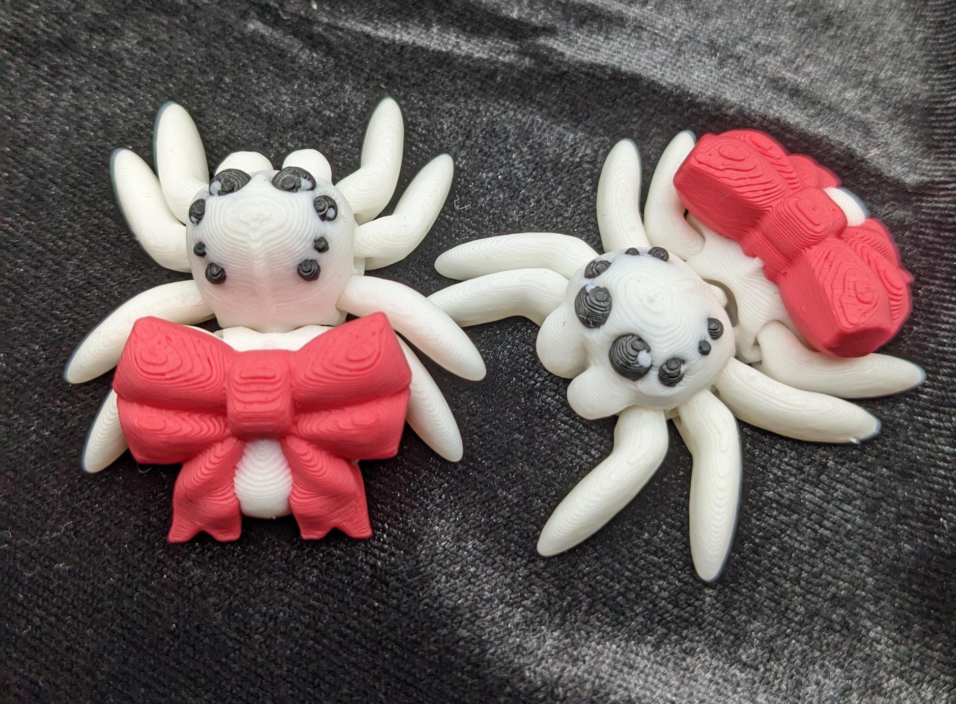 Our Beautiful Articulated Bow Spider Fidget Toy is  designed for both relaxation & decoration, is a versatile & delightful accessory. Its fully articulated body allows for posing, the bow adds a touch of charm that makes it perfect for the holidays.