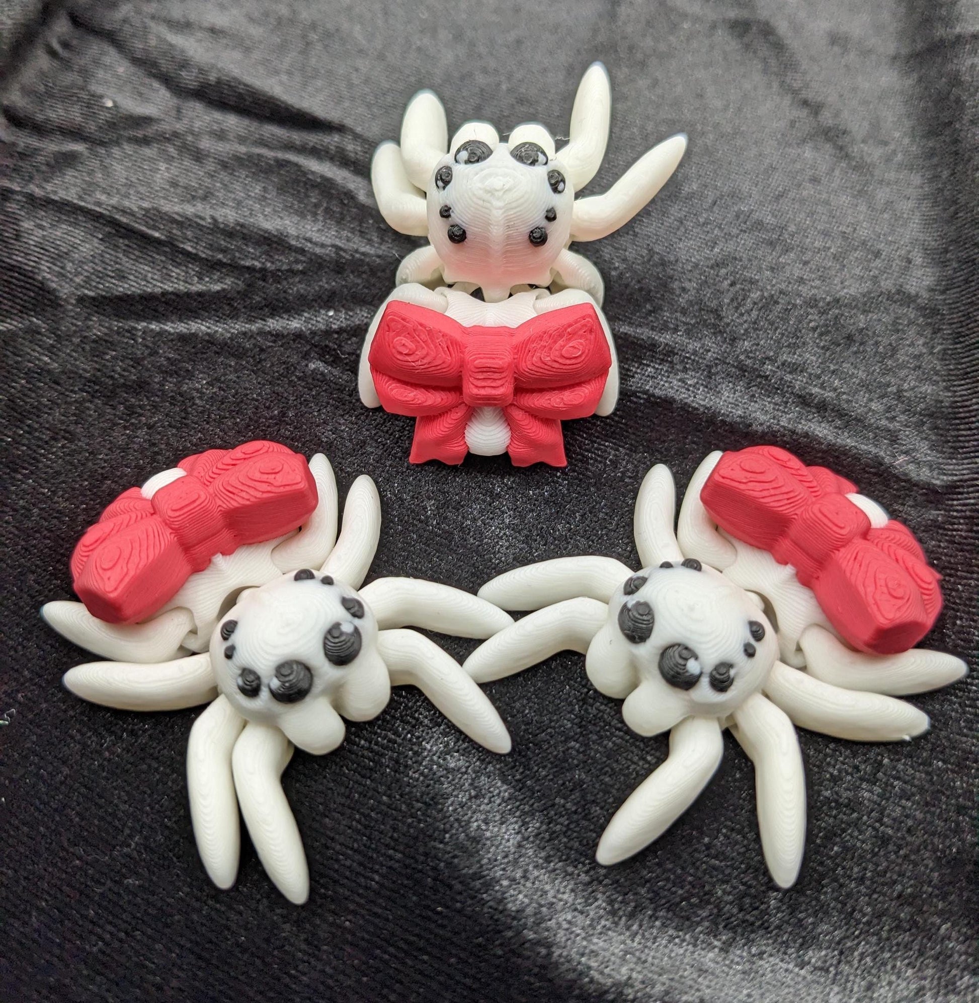 Our Beautiful Articulated Bow Spider Fidget Toy is  designed for both relaxation & decoration, is a versatile & delightful accessory. Its fully articulated body allows for posing, the bow adds a touch of charm that makes it perfect for the holidays.
