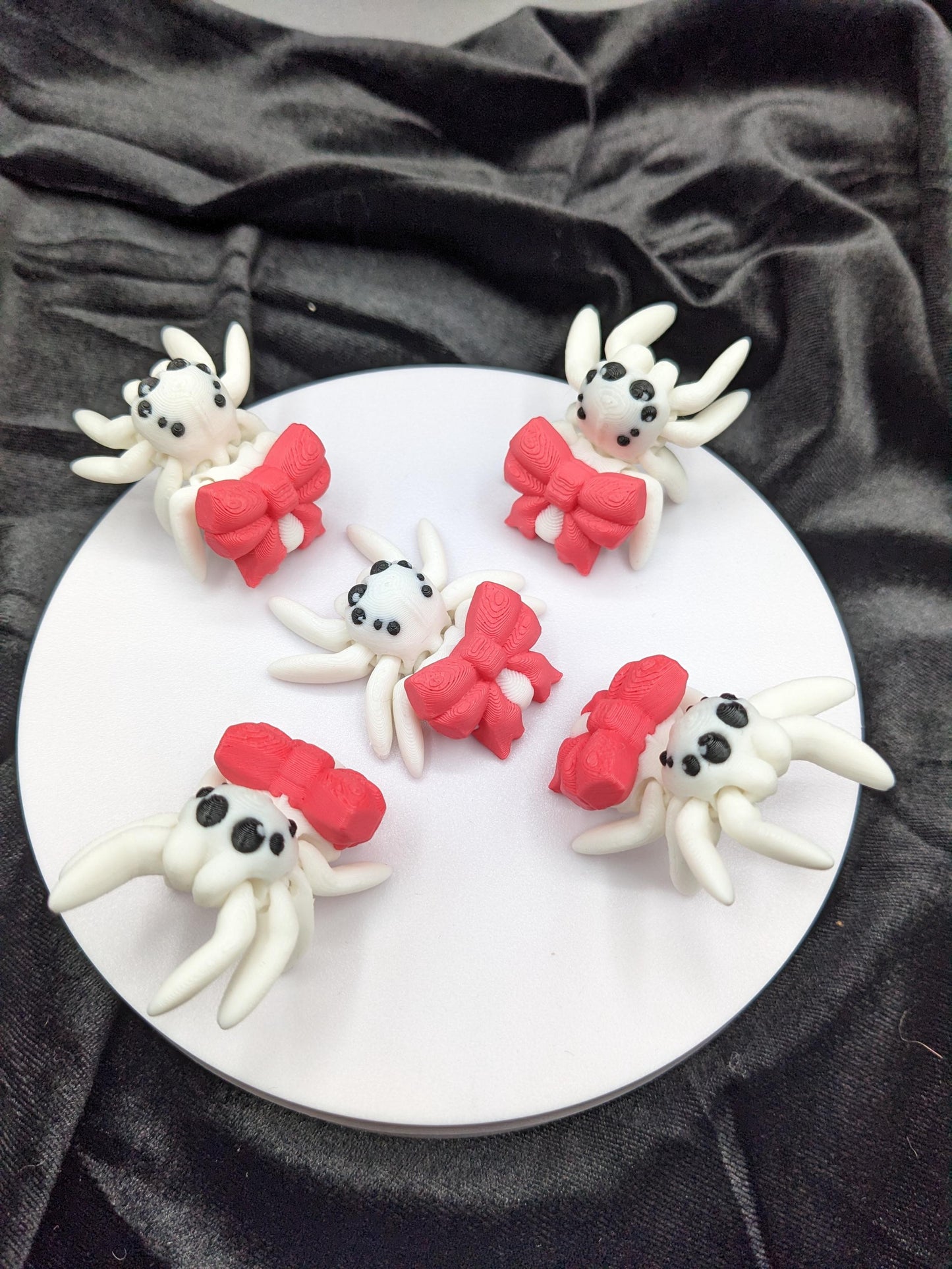 Our Beautiful Articulated Bow Spider Fidget Toy is  designed for both relaxation & decoration, is a versatile & delightful accessory. Its fully articulated body allows for posing, the bow adds a touch of charm that makes it perfect for the holidays.