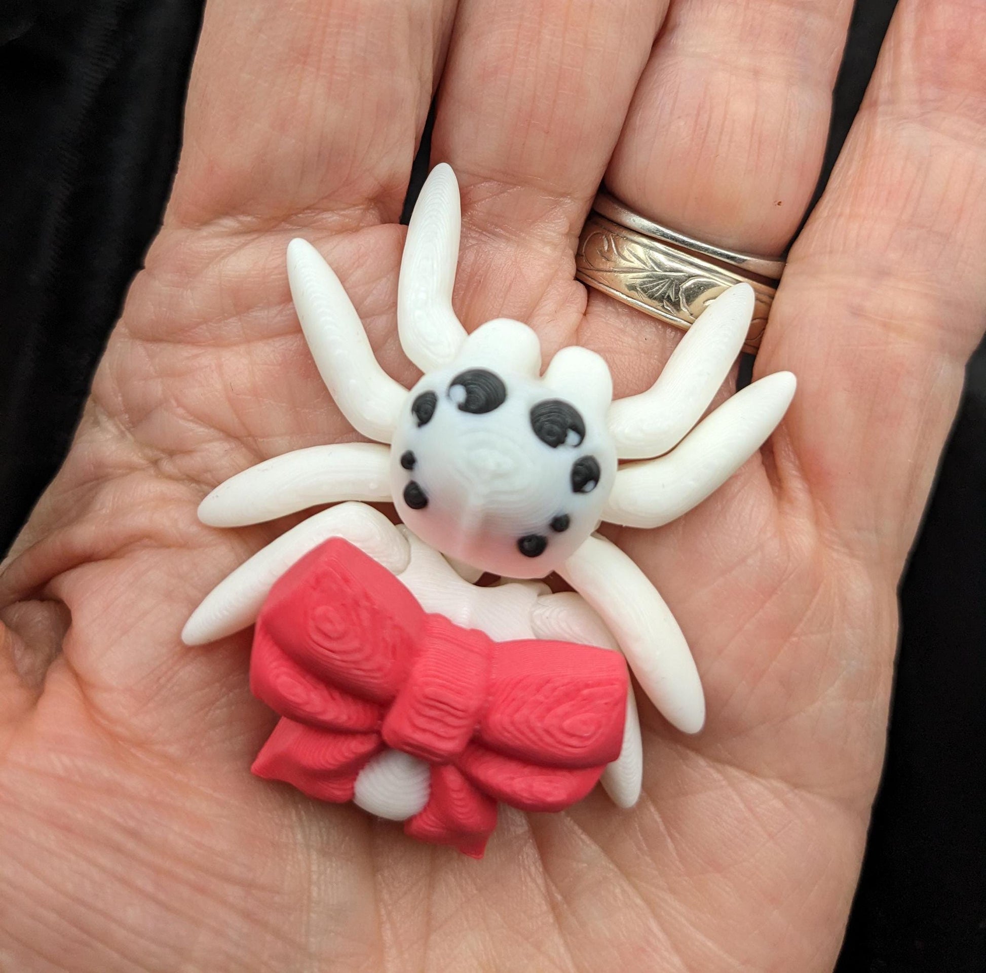 Our Beautiful Articulated Bow Spider Fidget Toy is  designed for both relaxation & decoration, is a versatile & delightful accessory. Its fully articulated body allows for posing, the bow adds a touch of charm that makes it perfect for the holidays.