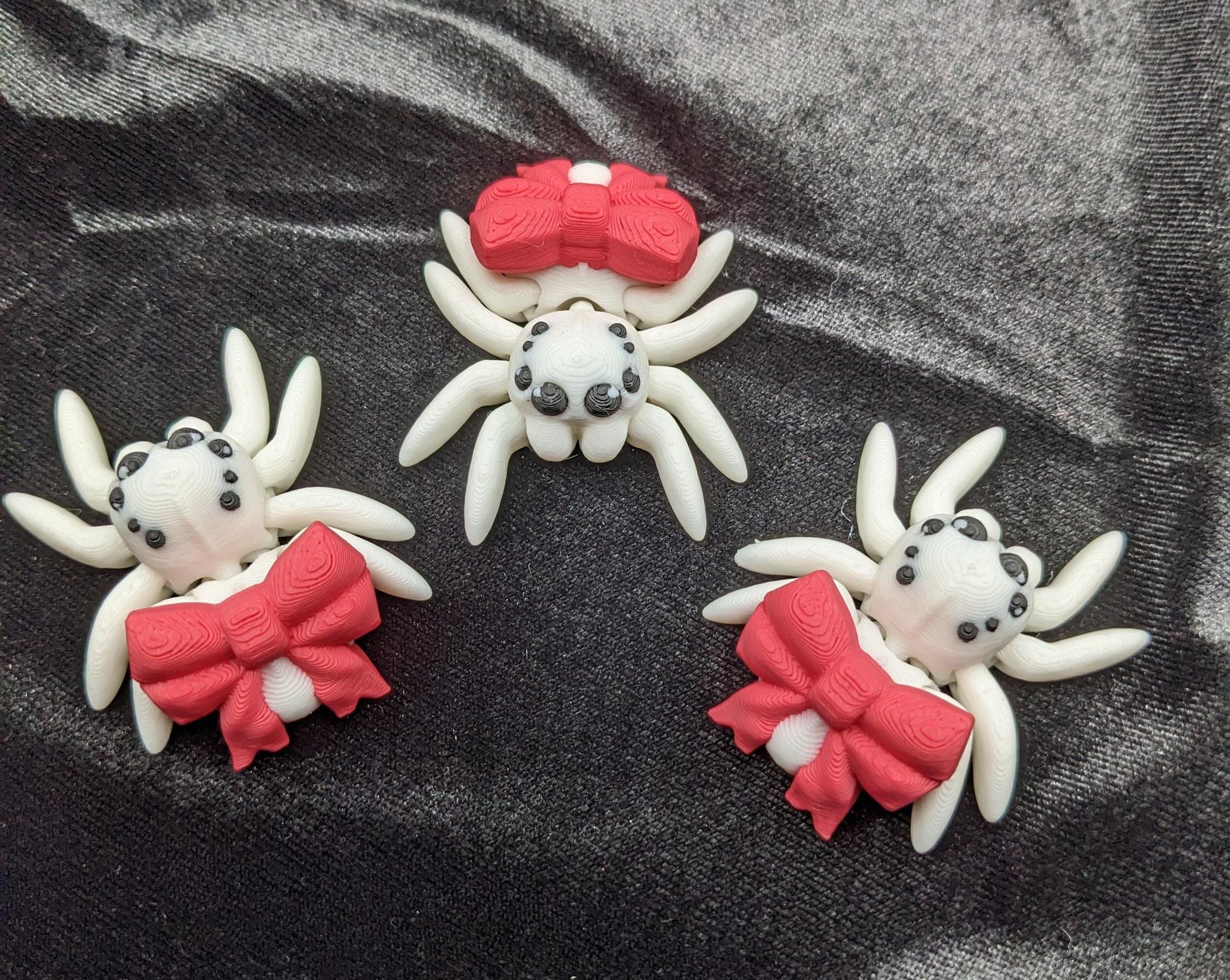 Our Beautiful Articulated Bow Spider Fidget Toy is  designed for both relaxation & decoration, is a versatile & delightful accessory. Its fully articulated body allows for posing, the bow adds a touch of charm that makes it perfect for the holidays.