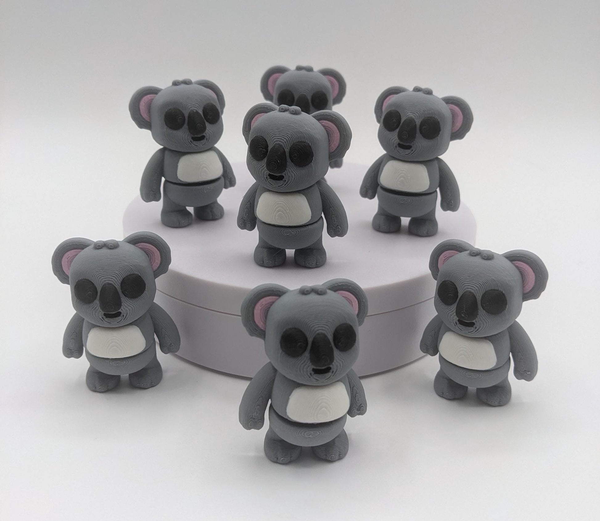 Bring cuteness and relaxation to your day with the Adorable Tiny Articulated Koala Fidget Toy! This charming 3D-printed koala is designed with  articulated joints, making it perfect for fidgeting, creative play, or as a fun pocket sized friend!