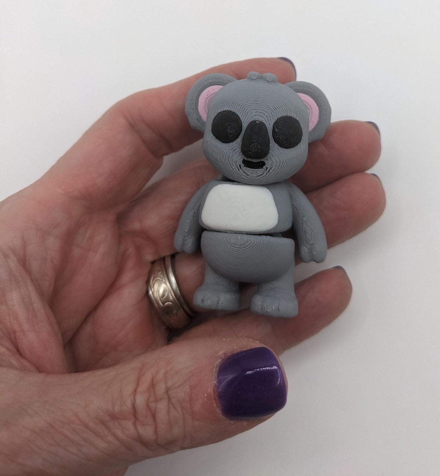 Bring cuteness and relaxation to your day with the Adorable Tiny Articulated Koala Fidget Toy! This charming 3D-printed koala is designed with  articulated joints, making it perfect for fidgeting, creative play, or as a fun pocket sized friend!