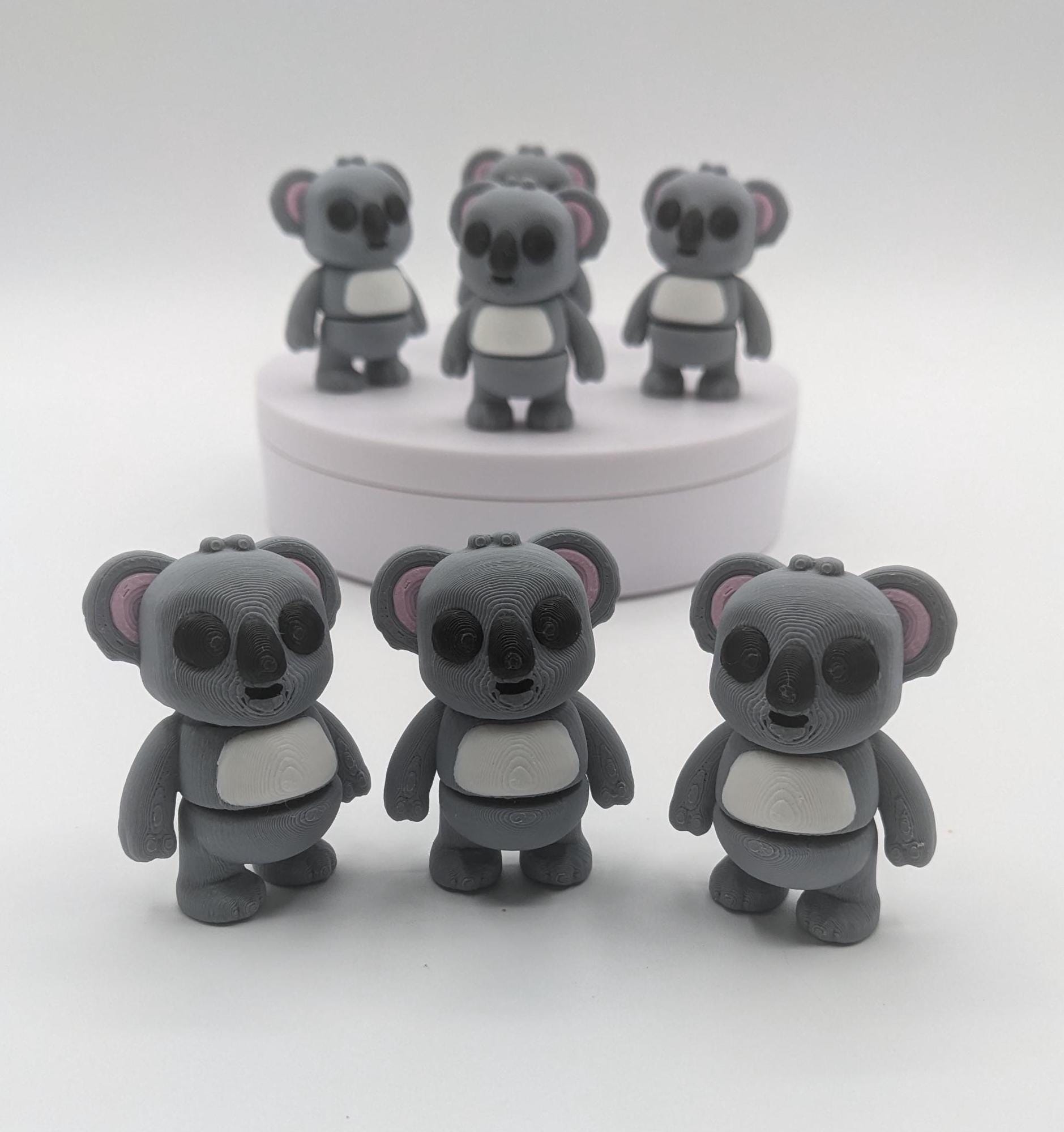Bring cuteness and relaxation to your day with the Adorable Tiny Articulated Koala Fidget Toy! This charming 3D-printed koala is designed with  articulated joints, making it perfect for fidgeting, creative play, or as a fun pocket sized friend!